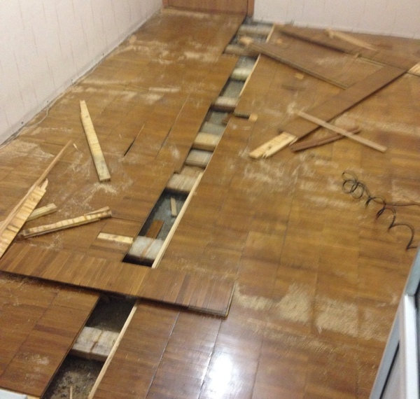 Демонтаж деревянного пола в комнате